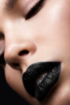 IRSHI - Siyah Simli Dudak Parlatıcısı - Black Glitter Lip Gloss - Haunted - Vegan&Crueltyfree - 5 ml resmi