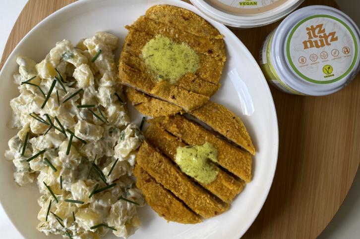Kaju Yoğurtlu Patates Salatası ve Vegan Schnitzel
